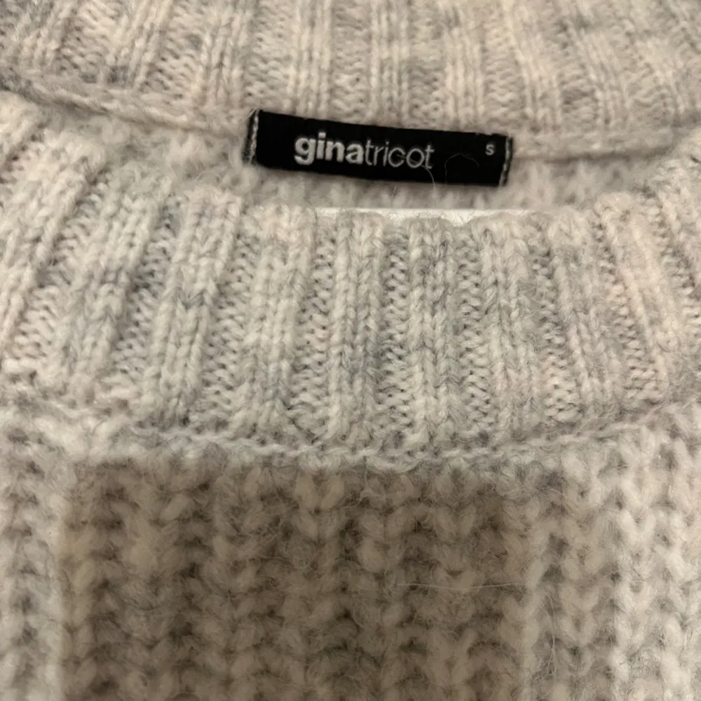Fin ljusgrå stickad tröja aldrig använd så jättebra skick💕Ifrån Gina tricot Den har ”skurna” armar och i sidorna. Säljer för jag inte använder den. Stickat.