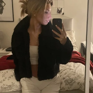 Jacka - Världens mysigaste jacka men så långt ifrån min stil, det var värt ett försök men någon annan förtjänar den 🤍 Använt 1 gång tidigare.