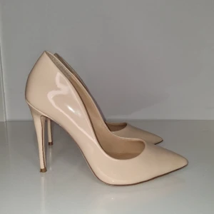 Steve Madden pumps  - Steve Madden puderrosa pumps i läder. Storlek 36. Klackhöjd 10 cm  Endast använt 1 gång. Ord. 1359 