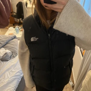 The north face väst  - Säljer min north face väst! Använd men i väldigt bra skick, inga skador eller defekter🌟