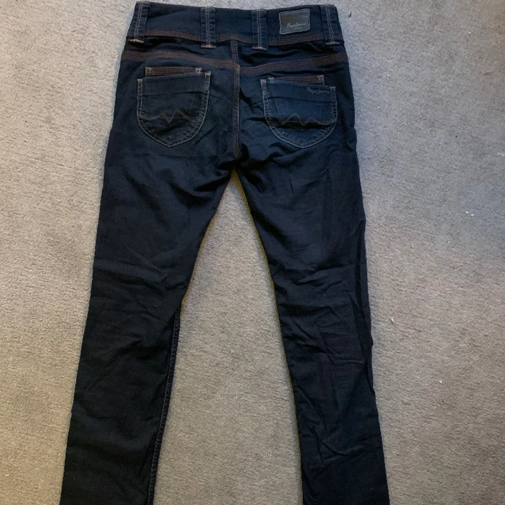 Säljer dessa fina Pepe jeans då jag inte använder dom längre❤️ använts få gånger så är i fint skick❤️ Nypris 799 och passar Xs och S. Jeans & Byxor.