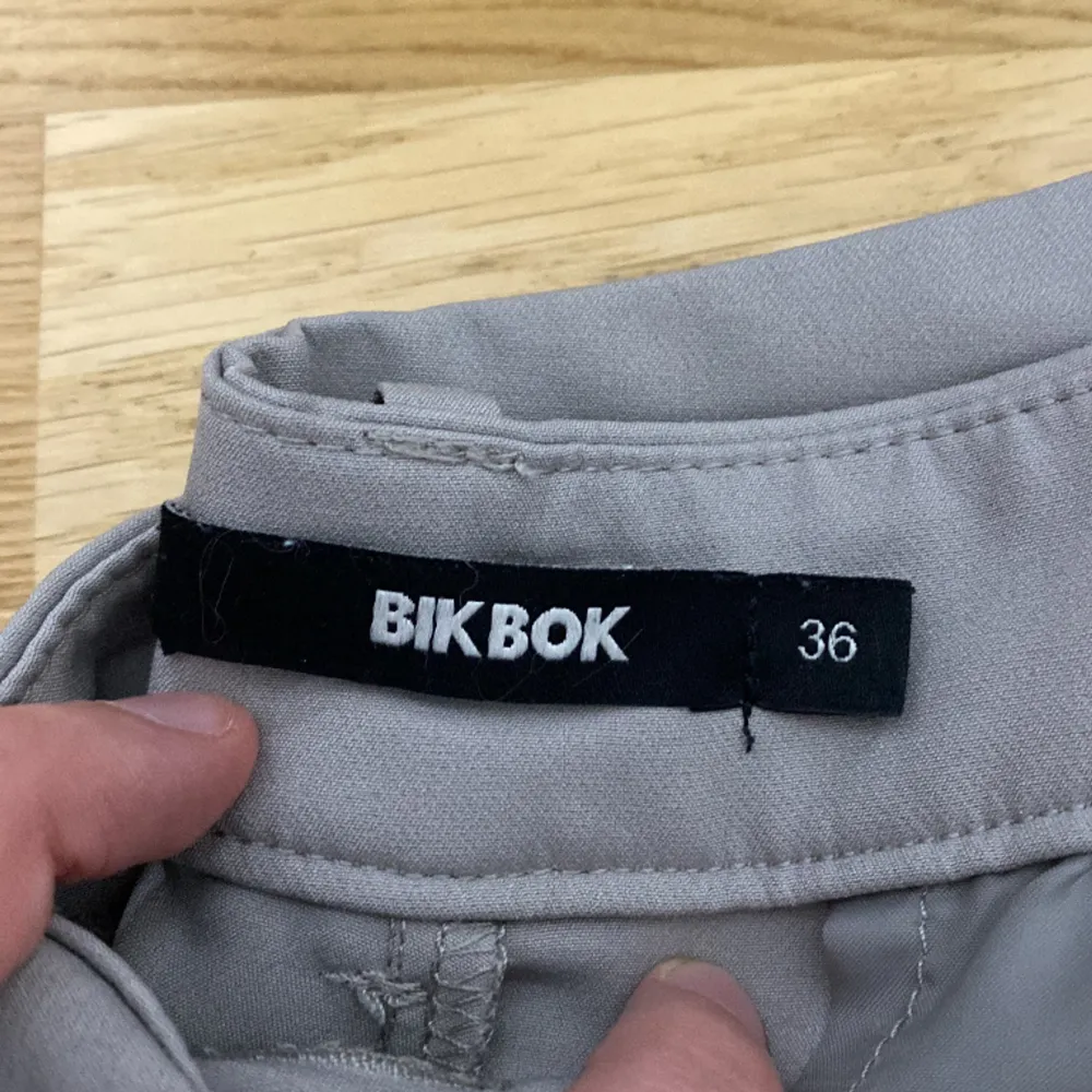 Gråa kostymbyxor i storlek 36 från BikBok. Använda flertal gånger men i mycket bra skick. Jeans & Byxor.