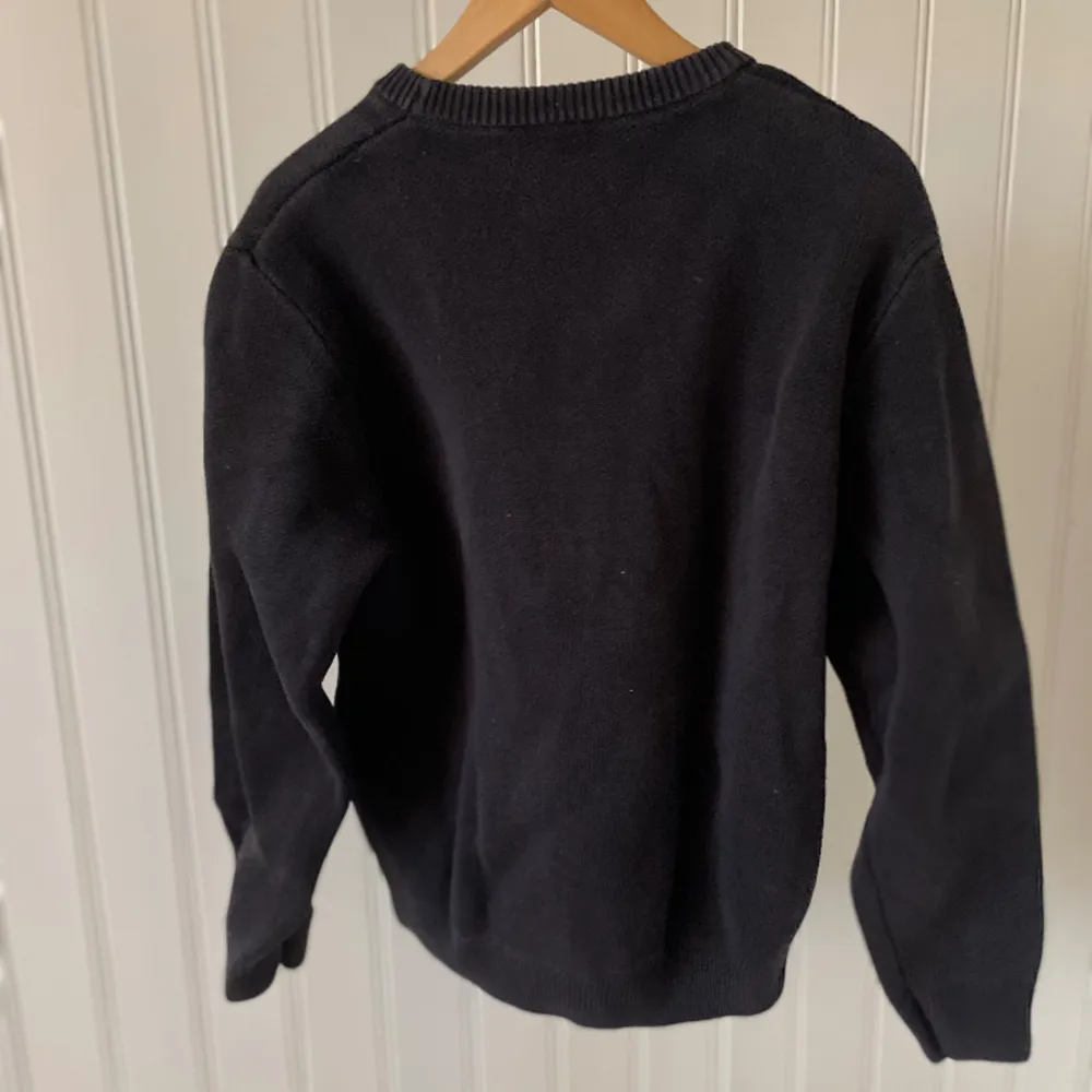 Tjena! Säljer denna sjukt fräscha sweater från Weekday. Storlek M! Pris 175kr plus frakt! 📦 Om du har någon mer fråga är det bara och kontakta! 😁. Tröjor & Koftor.