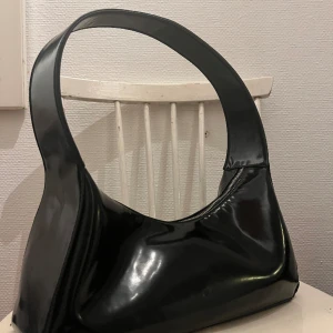 Väska ifrån Carin Wester  - Svart väska ifrån Carin Wester. Använd va 3ggr ser helt oanvänd ut.  Ordinarie pris 399kr  Säljer för 150+frakt❤️❤️ Säljer pga inte min stil längre. 