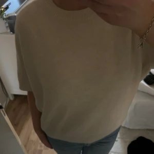 Stickad tröja  - Superfin trekvartsärmad tröja från H&M!! Passar S/M/L beroende på hur man vill att den ska sitta!! Aldrig använd 💘