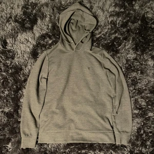 Premium Jack and Jones hoodie grå - Grå Jack and Jones hoodie i storlek M men passar även S.! Skick:8/10, använd fåtal gånger  Nypris: 499kr Vårt pris: 139kr Pris kan diskuteras, hör av er vid eventuella frågor.!