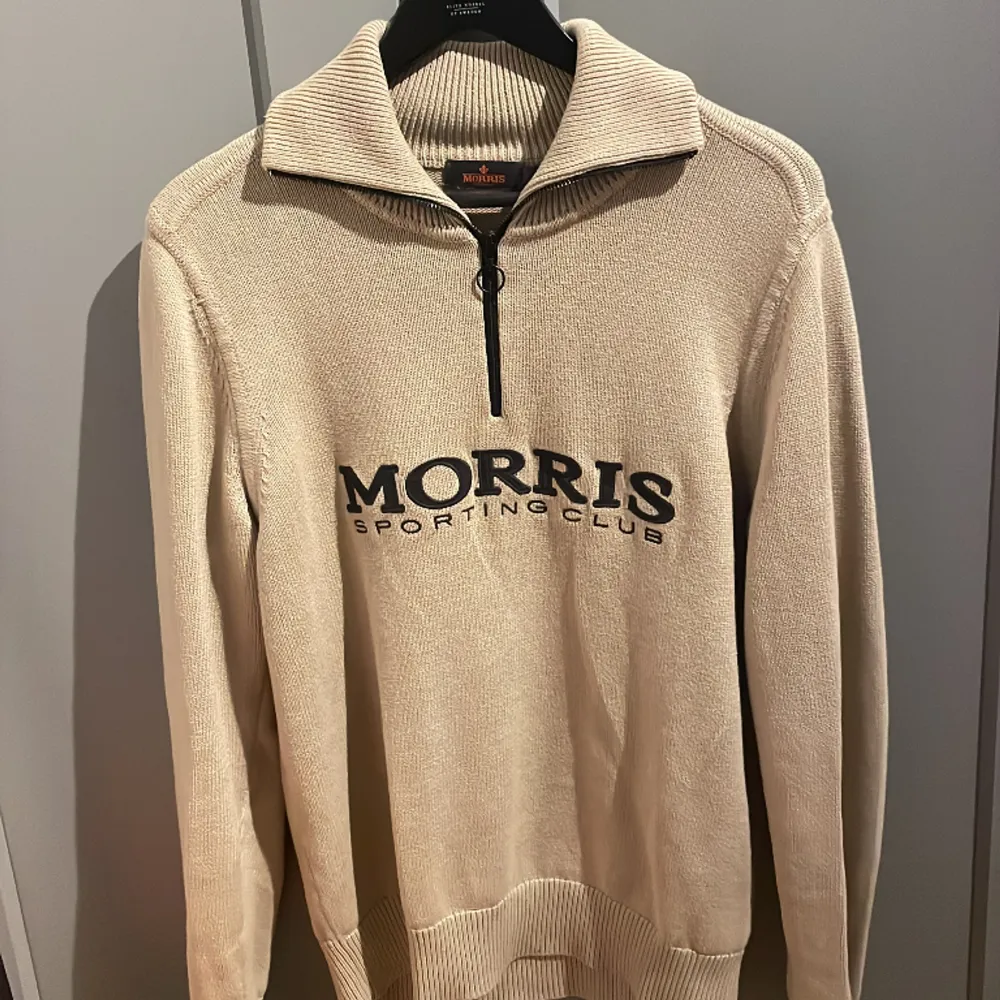 Säljer en Morris half zip tröja i stickat material. Mycket bra skick och väl omhändertagen. Nypris ca 2 000 kr. Tröjor & Koftor.