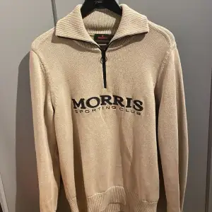 Säljer en Morris half zip tröja i stickat material. Mycket bra skick och väl omhändertagen. Nypris ca 2 000 kr