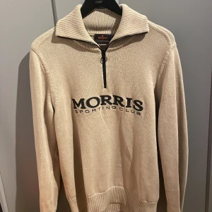 Morris half zip tröja  - Säljer en Morris half zip tröja i stickat material. Mycket bra skick och väl omhändertagen. Nypris ca 2 000 kr