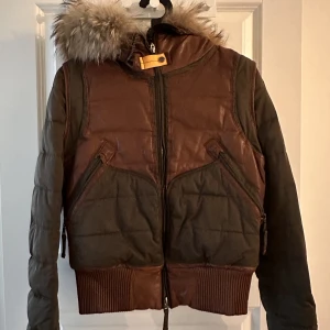 Jacka  - Jätte fint skick grönt tyg med läder och päls på luvan 