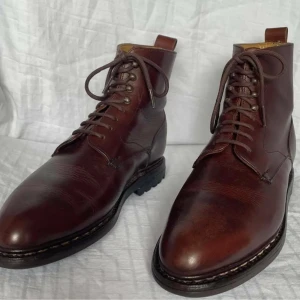 Läderboots från Frankrike - Säljer mina läderboots från Franska Herchung. Äkta läder från Frankrike. Storlek UK6 men bedömmer det som storlek 39. Cirka 25cm innersula. Helt i nyskick!