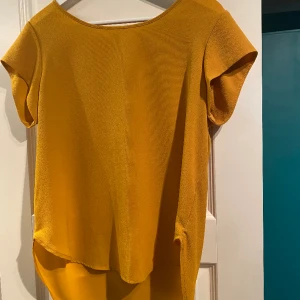 Blus  - En blus från Only i storlek 38 i mycket bra sick 