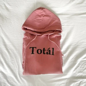Studio Total hoodie - Näst intill oanvänd Studio Total hoodie. Skick 9/10, väldigt skön kvalité och mjuk på insidan.  Storlek S, men känns en aning mindre.  Hör av dig om du har frågor!