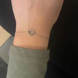 Armband - Säljer detta armband från Edblad pga att jag endast använder guldsmycken🫶🏼 aldrig använt! Materialet är av rostfrittstål och det är även nickelsäkert! Alltså kan du duscha med det osv utan att det blir rostigt. Nypris 299