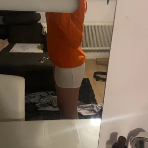 Ralph Lauren - I ny skick. Ge gärna pris förlag. I en fin orange färg. Den är i L men passar väldigt bra på m/s som ni kan se på bilden 💕