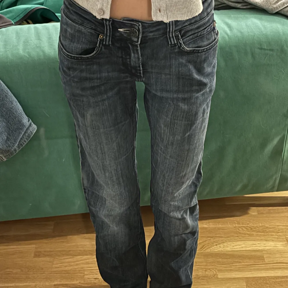 Säljer dessa Acne jeans för att de inte kommer till användning. Köpta second hand 😊står ingen storlek men passar mig som har 24-25 i midjemått. Är 161 och de passar bra i längden 😊. Jeans & Byxor.