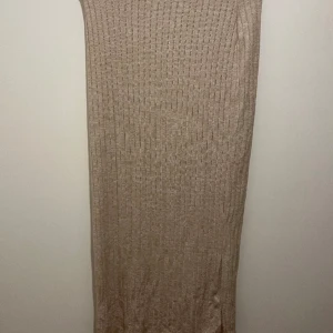 Fin midikjol i storlek s - Mjuk material, stretchig, ger bra passform  Storlek s men är väldig stretchig så hade kunnat passat m 