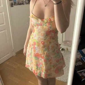 Klänning från bershka  - En blommig klänning från zara. Knyts i ryggen vilket gör att man kan justera storlek en del. Storlek S