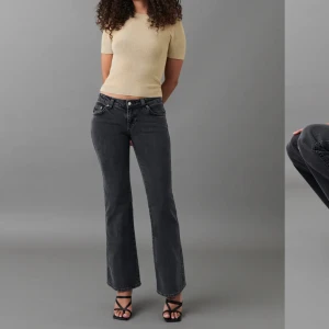 Lågmidjade jeans  - Gråa bootcut jeans med låg midja! Kommer inte till användning, använts fåtal gånger 💕
