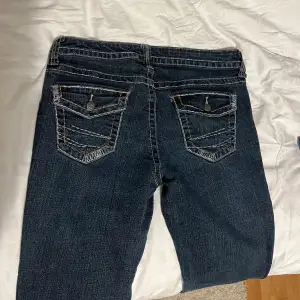 super snygga lågmidjade bootcut jeans som är köpta i en second hand butik i USA 💕säljer då de tyvärr är för stora för mig 😇 Midjemåttet är 40,5cm och innerbenslängden 80cm 🤍