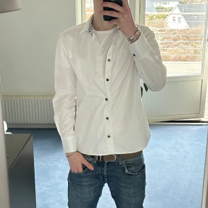 Stenströmsskjorta - Schysst stenströmsskjorta som inte kommer till användning. Den är i fint skick och har ett schysst mönster i kragen. Den är i storlek S men passar även xs. Skriv om ni har funderingar!!🌟