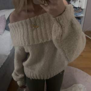 beige off shoulder tröja, sååå fin