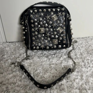 Zara väska - Fin väska som jag köpt begagnad för 150kr. Använd av mig fåtal gånger och har vissa defekter som syns på bilden