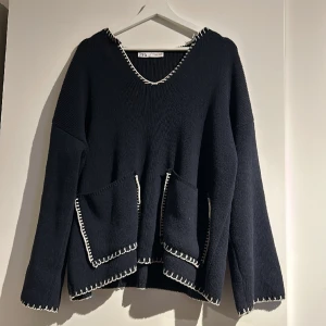 Tröja från zara - Marinblå tröja med konturer från zara köpt för 400