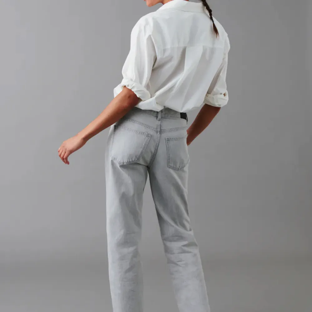 Superfina nästan oanvända ljusgrå low rise raka jeans från gina tricot!. Jeans & Byxor.