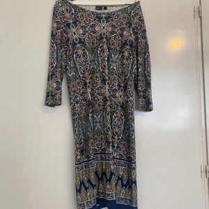 Klänning - Fin bra sick klänning med somriga mönster på den. Tunt sjönt material perfekt till sommaren 