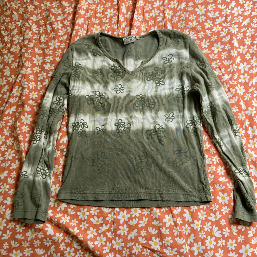 Jag säljer denna superfina tröja för att jag inte använder den längre. Den är i väldigt bra skick🩷. Tröjor & Koftor.