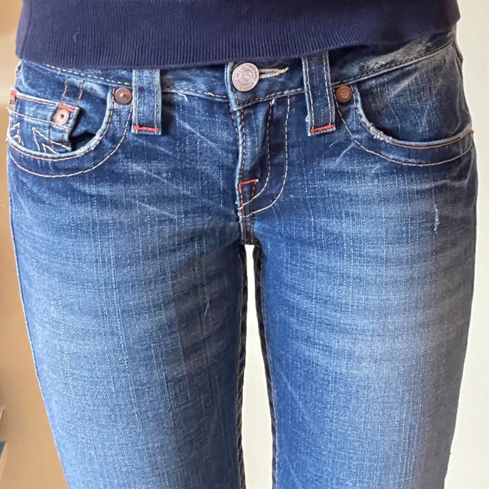 Jeansen är lågmidjade o i bra skick. Färgen på dem syns bättre på den första bilden, har du en fråga eller vill ha fler bilder är det bara att skriva🫶🏻🫶🏻. Jeans & Byxor.