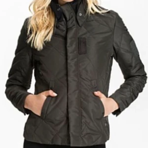 G-Star raw quiltad jacka - Jättesnygg marinblå quiltad jacka från G-Star Raw som tyvärr säljs pga att den har blivit för liten för mig..🥲 Perfekt vår och höstjacka!! Skulle säga att den är mer S än M! Färgen som modellen har på sig stämmer inte, jag bara ville visa passformen!