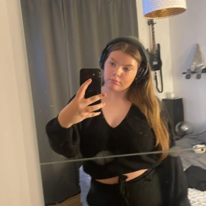 En stickad kroppad topp - Säljer en svart stickad kroppad topp. Knappt använd🩷