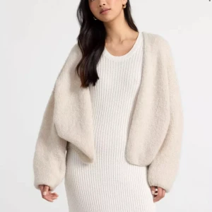 Lindex kofta  - Säljer denna trendiga stickade kofta från lindex, bra skick inga defekter. Super fin passar bra till mycket! Storlek S/M.