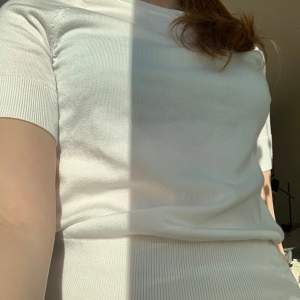 Super skön vit ”stickad” T-shirt från Lindex❤️❤️
