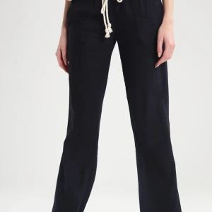 Roxy linnebyxor  - Säljer mina sparsamt använda linnebyxor från Roxy❤️ superfina i mobilen och passar perfekt inför våren och sommaren, pris går att diskutera❣️köpta på dalande för 600kr. 