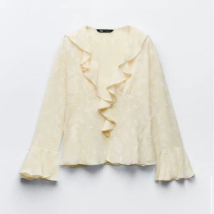 Zara blus - Säljer den här jätte snygga tröjan från zara då den var lite stor för mig  Storlek xs och aldrig använd❤️ 