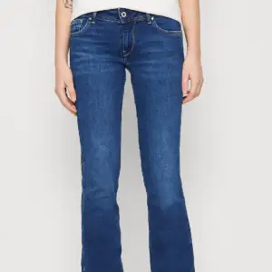 Säljer dessa jätte snygga pepe jeans!! Dom är i storlek W29/32L. Nästan helt oanvända, säljer på grund av att dom är för stora. Nypriset är 1135 kr. Fråga gärna om ni undrar något!💕