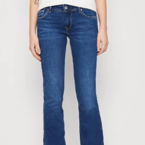 Pepe jeans  - Säljer dessa jätte snygga pepe jeans!! Dom är i storlek W29/32L. Nästan helt oanvända, säljer på grund av att dom är för stora. Nypriset är 1135 kr. Fråga gärna om ni undrar något!💕