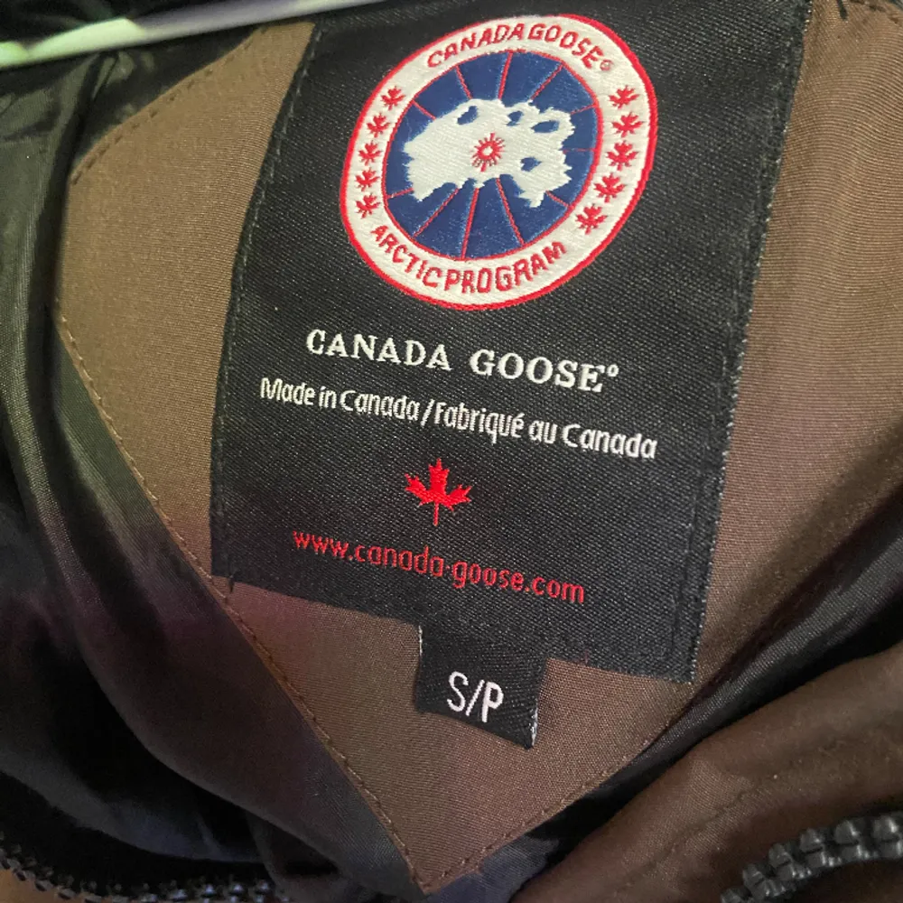 Canada goose jacka som säljs på grund av storleken som inte passar. 100% äkta . Jackor.