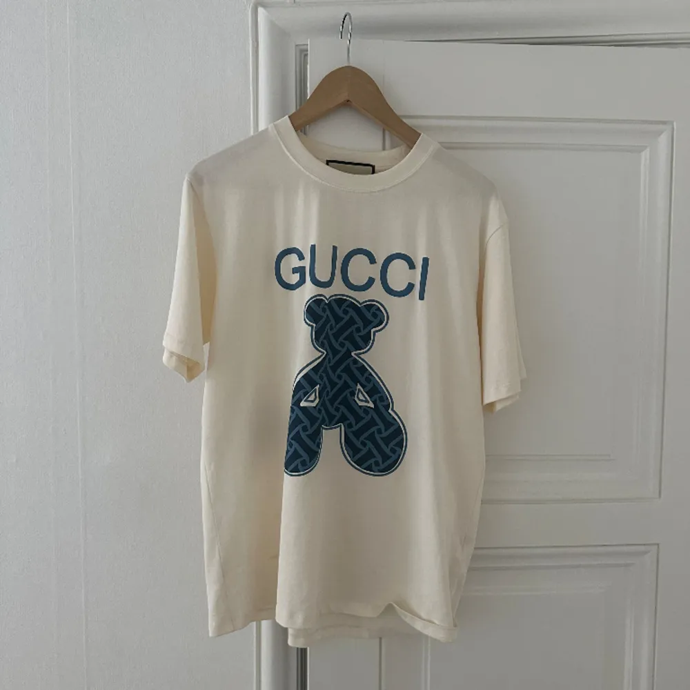 Tisha från Gucci! Inköpt för 2500 kronor men säljer för 1000. Använd endast ett fåtal gånger och i nyskick 💌. T-shirts.