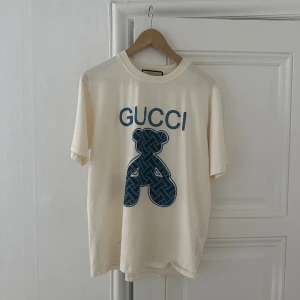 GUCCI T-shirt - Tisha från Gucci! Inköpt för 2500 kronor men säljer för 1000. Använd endast ett fåtal gånger och i nyskick 💌