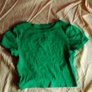 Grön kort tröja💚 - Säljer då jag inte alls känner mig bekväm i den. Den är stl S men jag tycker mer att det är stl XS☺️ Den ser helt ny ut!