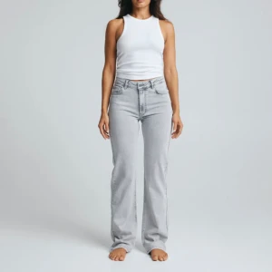 950 jeans  - Säljer mina gråa ”Mid wide 950 jeans” då dem aldrig riktigt kommit till användning. Tvättade en gång, men inga defekter av något slag☺️Jätte sköna att ha på sig🩷🙏🏻 Köpta för 699