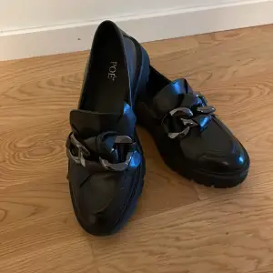 Helt sprillans nya loafers säljes ! Se nypris under skorna .
