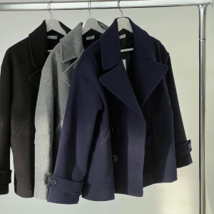 Blå jacka  - Jacka från DesignBySi, fint skick.  Nypris 757kr