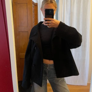 Trendig jacka - Säljer denna trendiga jacka/kappa från Gina Tricot, super snygg overzised och perfekt nu till våren!! Knappt använd🪩🩷