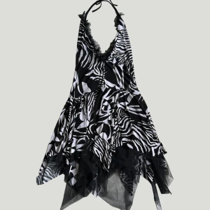 Vintage zebra klänning asymmetrisk  - Unik vintage klänning med zebramönster. Halterneck! Lite stor på mig, sitter bättre på en person med rätt storlek. Skriv vid intresse <3