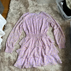 Sommarklänning  - Fin sommarklänning från barnavdelningen på Kappahl. Aldrig använd endast testad. Storlek 170 , (som S) 